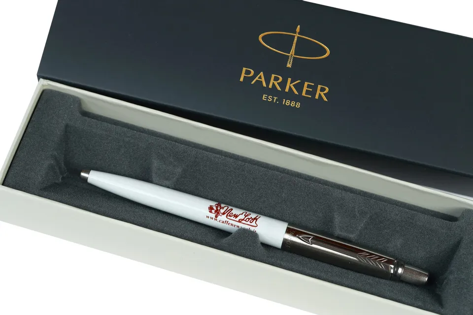 caff-new-york-x-parker-stylo-bille-blanc-avec-logo image 1